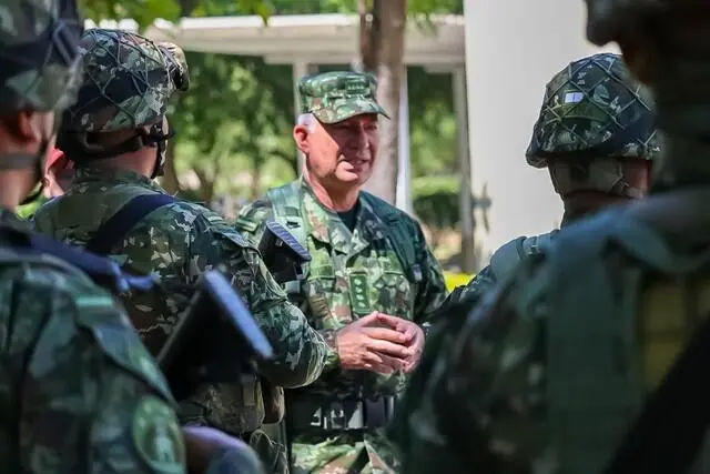 El general Luis Emilio Cardozo, comandante del Ejército, advirtió que el conflicto armado en Colombia cambió por el uso masivo de drones con explosivos. FOTO: Colprensa. 