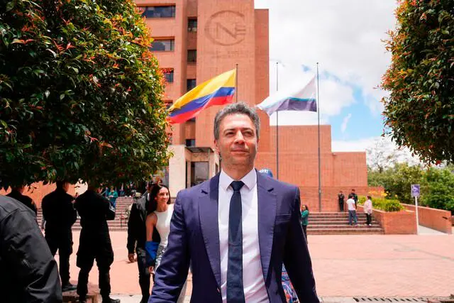 La Ley 1475 de 2011 podría dejar inhabilitado a Quintero, pues quien se inscribe en una consulta no puede lanzarse luego por fuera de ella en el mismo proceso electoral. FOTO: COLPRENSA La Ley 1475 de 2011 podría dejar inhabilitado a Quintero, pues quien se inscribe en una consulta no puede lanzarse luego por fuera de ella en el mismo proceso electoral. FOTO: COLPRENSA