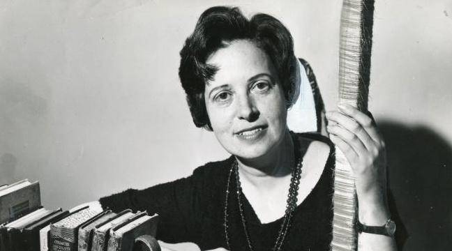 Elisa Mújica nació en Bucaramanga en 1918, publicó su primer cuento en 1947 en el periódico El Liberal y dos años después su novela Los dos tiempos, hoy republicada por Alfaguara.