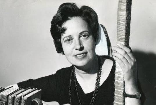 Elisa Mújica nació en Bucaramanga en 1918, publicó su primer cuento en 1947 en el periódico El Liberal y dos años después su novela Los dos tiempos, hoy republicada por Alfaguara.