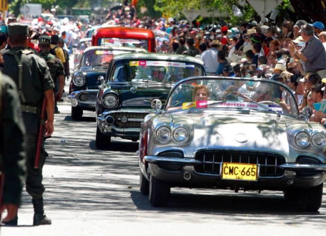 En video así fue el Desfile de Autos Clásicos y Antiguos