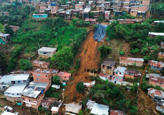 Además de las dos viviendas arrasadas, el Distrito ordenó la evacuación preventiva de otras siete casas, dado que el terreno continuaba inestable. FOTOS Camilo Suárez