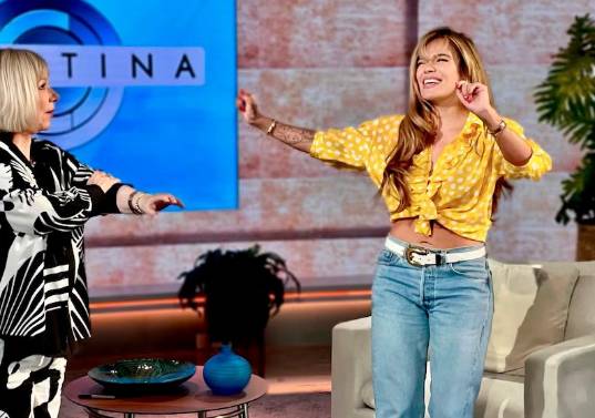 Cristina Saralegui recibió a Karol G en la nueva etapa de su mítico programa televisivo. Foto: Cortesía Univisión.