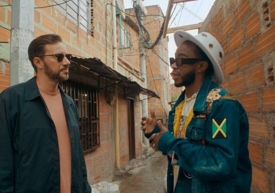 El realizador Nick Barili junto a Bomby, en el recorrido por la Comuna 13, para la docuserie En la calle, disponible en Paramount y MTV. FOTO Cortesía Paramount+ 