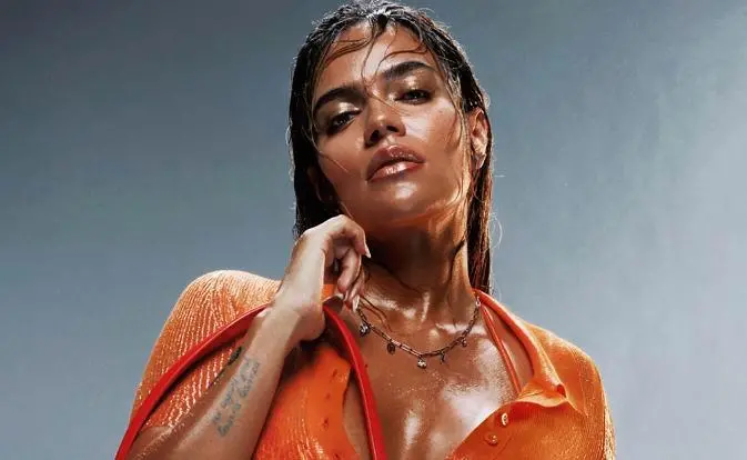 Karol G es la cara de la campaña de su nueva colaboración con Diesel. FOTO @karolg en Instagram Karol G es la cara de la campaña de su nueva colaboración con Diesel. FOTO @karolg en Instagram