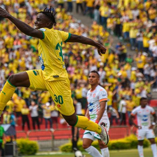 Joider Micolta celebra el primer gol en la victoria 3-1 de Bucaramanga sobre Envigado en el estadio Alfonso López. FOTO cortesía bucaramanga