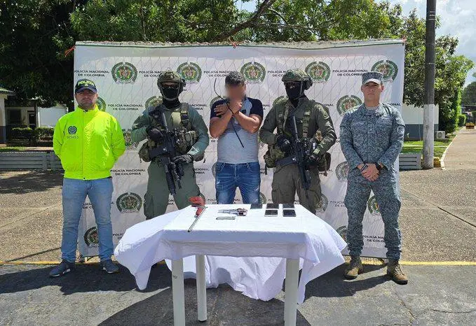 Esta persona será presentada ante un juez para que responda ante la justicia por los cargos de homicidio agravado tentado, tráfico de armas y uso de menores en la comisión de delitos. Foto: Policía. Esta persona será presentada ante un juez para que responda ante la justicia por los cargos de homicidio agravado tentado, tráfico de armas y uso de menores en la comisión de delitos. Foto: Policía.