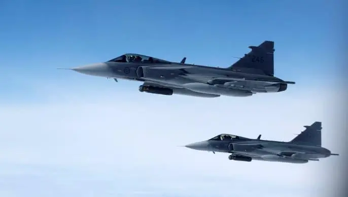 viones de combate Saab JAS 39 Gripen de la Fuerza Aérea Sueca vuelan junto a un avión que simula interceptaciones aéreas, durante una jornada para los medios de comunicación que ilustra cómo la Policía Aérea de la OTAN. Foto: Archivo