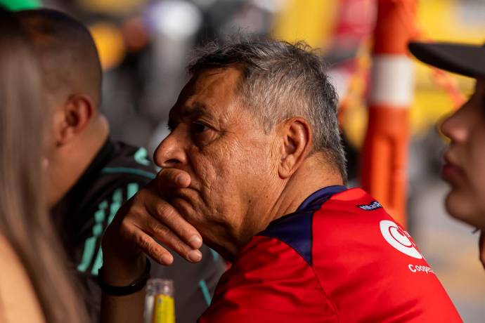 Un aficionado del cuadro rojo se vio pensativo mientras observaba el juego en Aranjuez. Foto: Carlos Velásquez