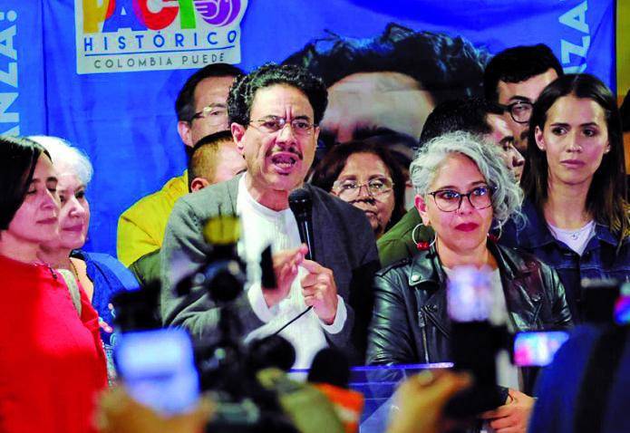 A pesar de la disminución de votos, Iván Cepeda se dirigió hacia sus votantes con entusiasmo este domingo: “Quiero agradecerle especialmente a los campesinos, a los pueblos indígenas y a los pueblos afrodescendientes”, dijo. Foto: Colprensa A pesar de la disminución de votos, Iván Cepeda se dirigió hacia sus votantes con entusiasmo este domingo: “Quiero agradecerle especialmente a los campesinos, a los pueblos indígenas y a los pueblos afrodescendientes”, dijo. Foto: Colprensa