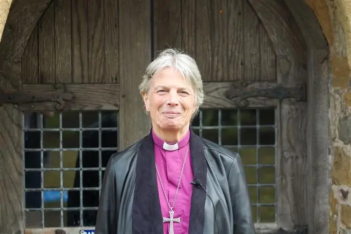 Cherry Vann hace historia como la primera arzobispa del Reino Unido y líder LGBTQ+ de la Iglesia en Gales