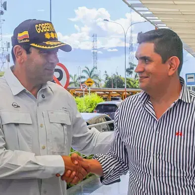 A la izquierda, el gobernador de Santander, Juvenal Díaz Mateus; a la derecha, el alcalde encargado de Girón, Fredy Cáceres. FOTO: GOBERNACIÓN DE SANTANDER A la izquierda, el gobernador de Santander, Juvenal Díaz Mateus; a la derecha, el alcalde encargado de Girón, Fredy Cáceres. FOTO: GOBERNACIÓN DE SANTANDER