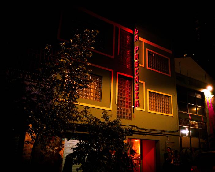 La Pascasia, en el centro de Medellín, se ha convertido en un refugio de artistas. En el viejo edificio sobre la calle Bomboná hay una librería, una tienda de discos, una tienda de diseño, restaurante y un gran salón para bailar como manda la tradición. 