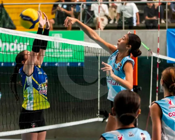 Las integrantes del equipo de Amazonas (azul), se disfrutan cada uno de los partidos que han disputado en el Yesid Santos de Medellín. FOTO JULIO CÉSAR HERRERA 