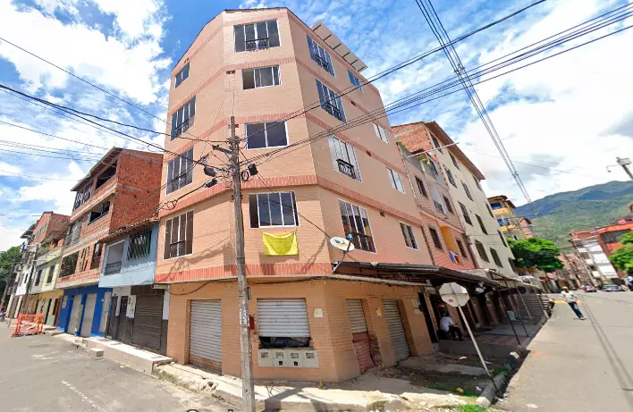 El edificio en riesgo está ubicado en la intersección de la calle 17 con la carrera 18. FOTO: Cortesía Google Maps