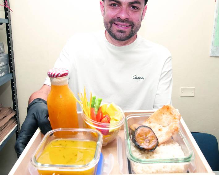 Daniel Ortiz es el ingeniero detrás de La Coca de Jacks, un emprendimiento que nació en el barrio López de Mesa. FOTO Esneyder Gutiérrez