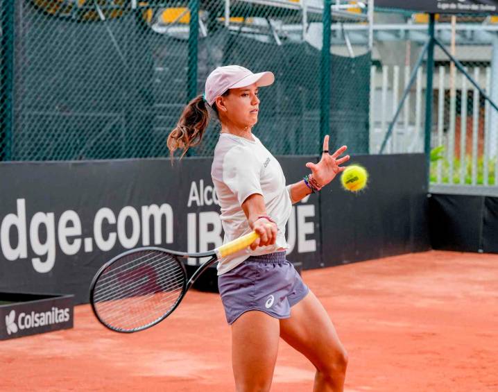 La antioqueña Emiliana Arango en una de sus jornadas de entrenamiento antes del arranque de las competencias en la Billie Jean King Cup en Ibagué. FOTO: Cortesía Fedecoltenis
