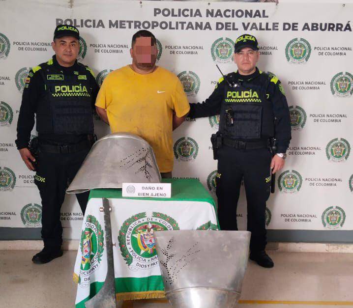 C Mo Le Parece Detienen A Un Hombre Por Da Ar Canecas De Basura En Un