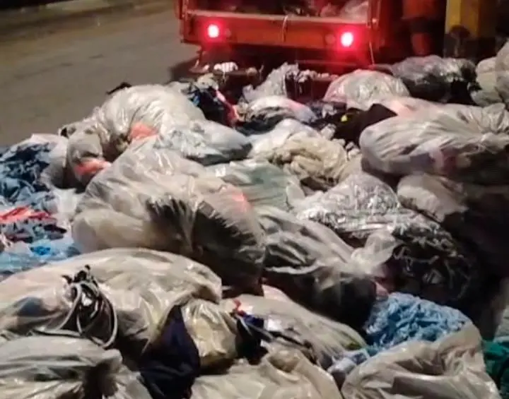 Las bolsas llenas de basura requirieron de todo un operativo para volver a dejar el sitio limpio. FOTO: EMVARIAS