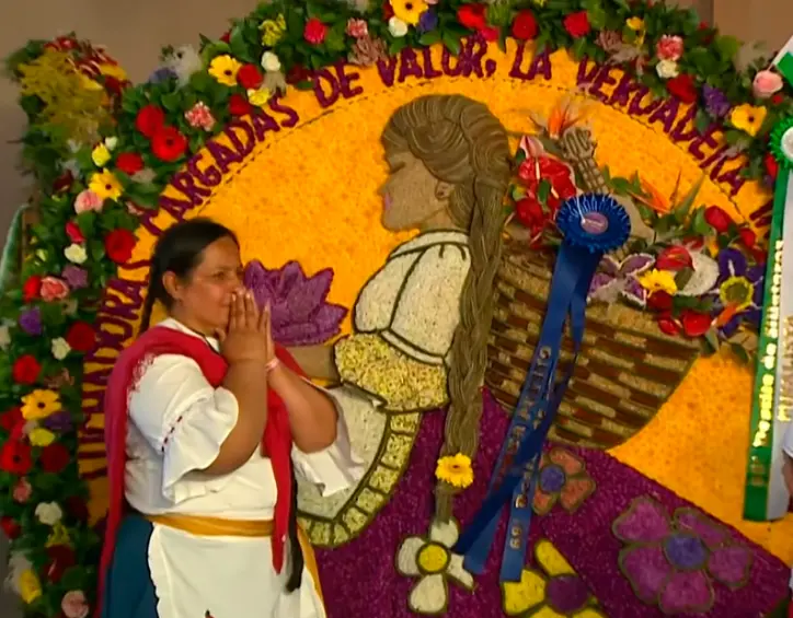 Premiación silleta artística; la ganadora del primer puesto, Laura Marcela Atehortúa Londoño. FOTO Captura de video