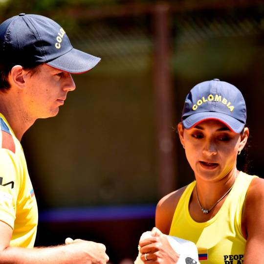 Yuliana Lizarazo junto al capitán, Alejandro González, durante una de las jornadas de la Billie Jean King Cup. FOTO CORTESÍA FEDECOLTENIS