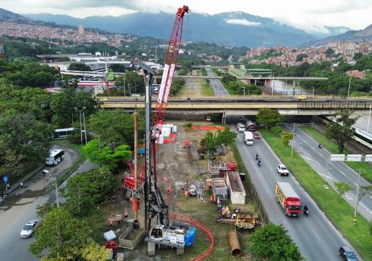 Una de las grúas de la construcción realizando la instalación de una de las estructuras. FOTO: Cortesía