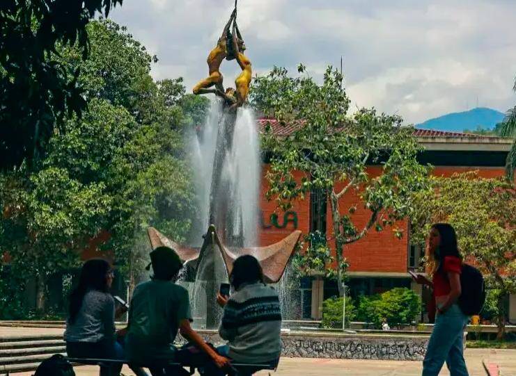 La universidad termina el año con el anuncio de que no les podrá pagar a todos sus empleados y proveedores. FOTO MANUEL SALDARRIAGA