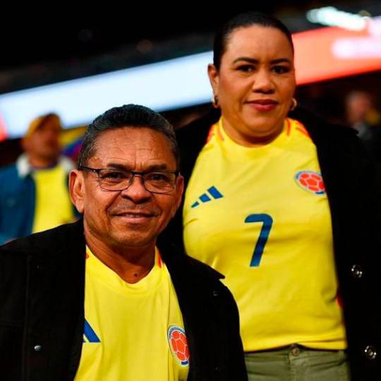 Luis Manuel Díaz y su esposa, Cilenis Marulanda, en los más recientes juegos amistosos de la Selección Colombia en Europa. FOTO: Cortesía FCF