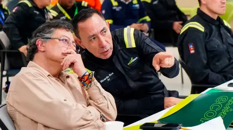 El presidente Gustavo Petro junto a Ricardo Roa, cuya licencia en Ecopetrol genera un fuerte revuelo en Colombia. FOTO CORTESÍA ECOPETROL