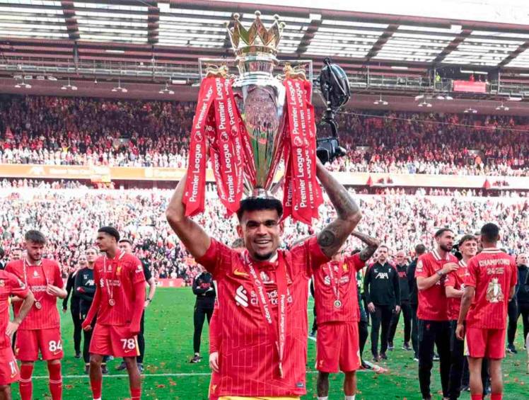Luis Díaz recibió su corona como campeón de la Liga Premier y Mohamed Salah el botín de oro 