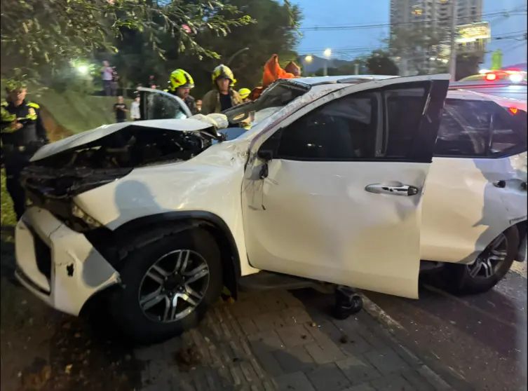 La camioneta fue considerada como perdida total. Imagen: Daniel Palacios vía X.