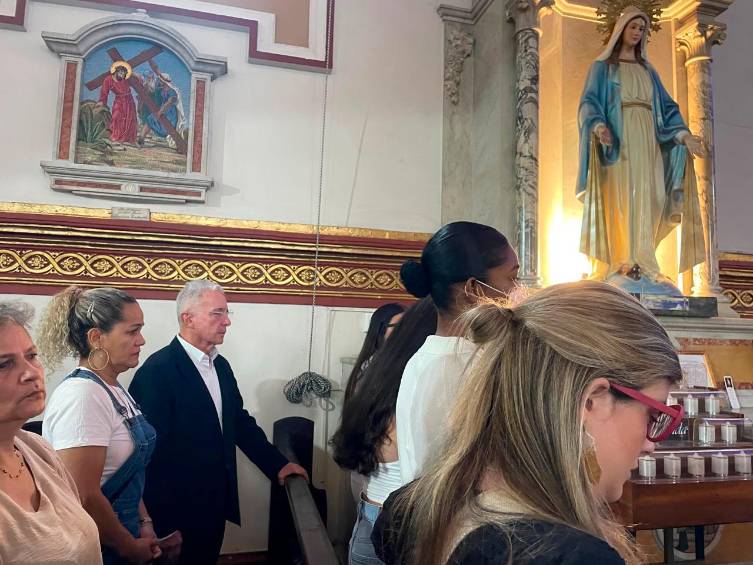 Uribe estuvo en una misa en el Centro de Medellín antes de dar el discurso público. FOTO Manuel Saldarriaga