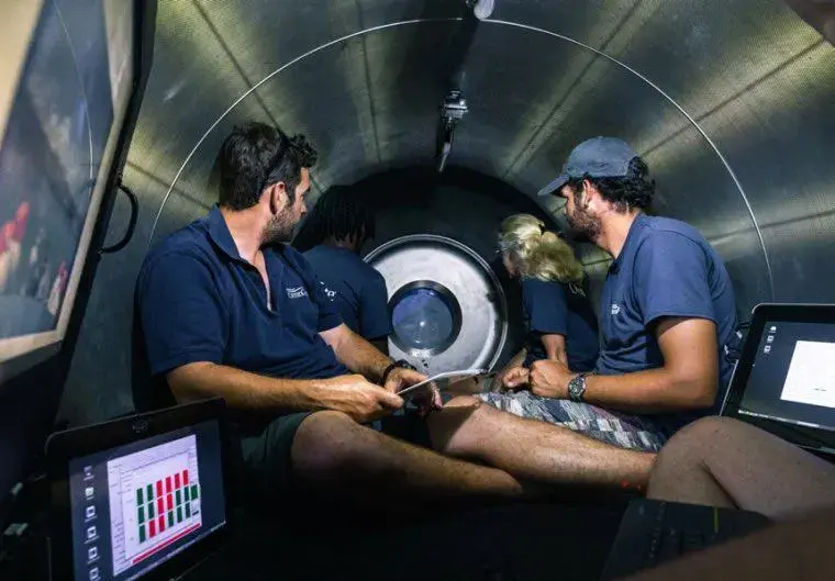 Interior de la cápsula en medio del viaje. FOTO: OceanGate