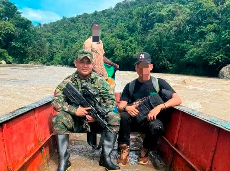 Alias Kevin (de camuflado) llevaba 16 años al servicio de los grupos armados ilegales. FOTO CORTESÍA 