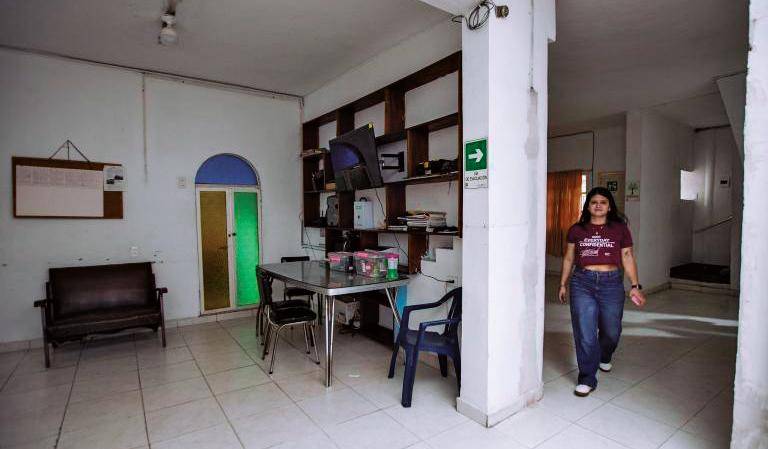 Sara Marín es una de las beneficiarias de las residencias estudiantiles que tiene el municipio de San Carlos en Medellín. Este año espera graduarse del programa de Seguridad y Salud en el Trabajo. En la misma casa de Manrique hay 25 jóvenes sancarlitanos. FOTO JULIO CÉSAR HERRERA