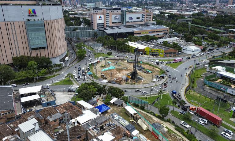 Mientras avanzan los trabajos en la glorieta de la calle 50 sur, la Secretaría de Movilidad de Envigado pidió a los conductores organizar sus recorridos con anticipación y mantenerse atentos a las indicaciones de los agentes de tránsito. FOTO Manuel Saldarriaga. 