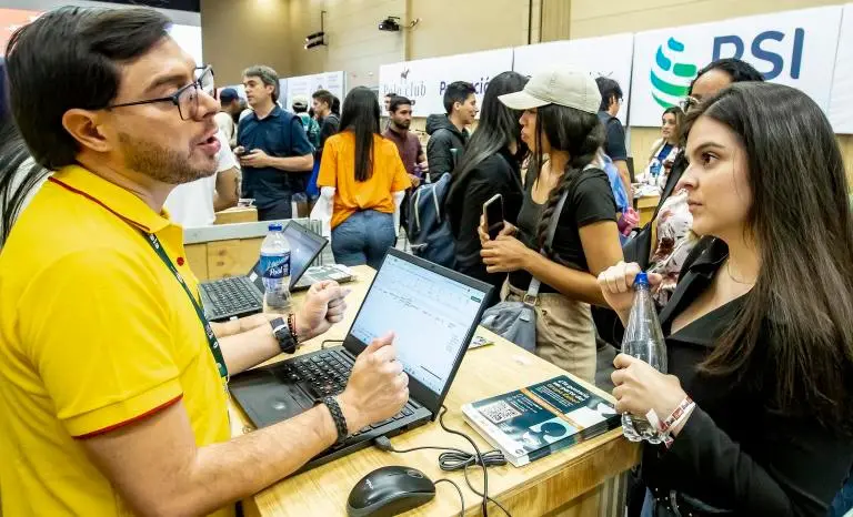 El mercado laboral colombiano enfrenta retos estructurales que lo posicionan entre los peores de la OCDE. FOTO: EL COLOMBIANO