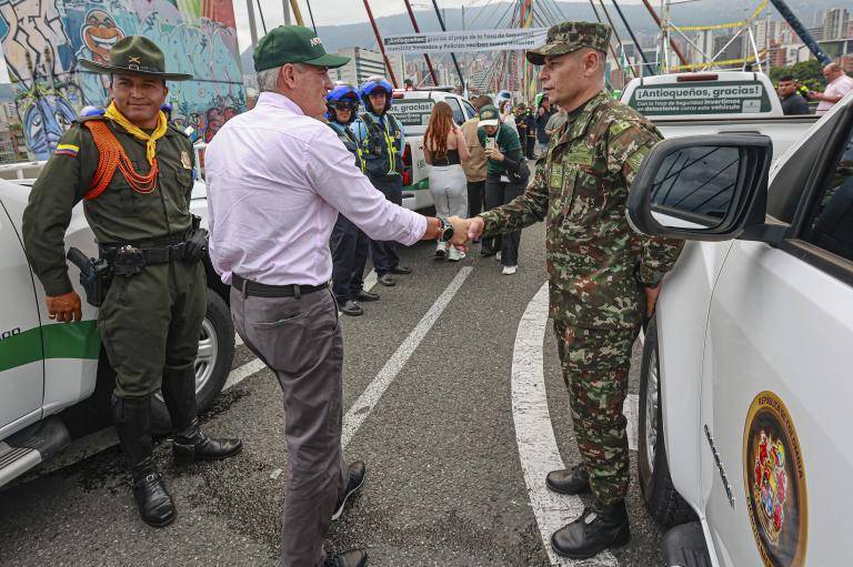 Entre las inversiones que se han realizado con la Tasa de Seguridad están 55 camionetas, 178 motos, botes, equipos antidrones, más de 2.100 cámaras conectadas y la remodelación de estaciones de Policía en municipios como Sabaneta, Caldas, Buriticá, Montebello, Uramita y Chigorodó. Foto: Manuel Saldarriaga Quintero (Archivo).