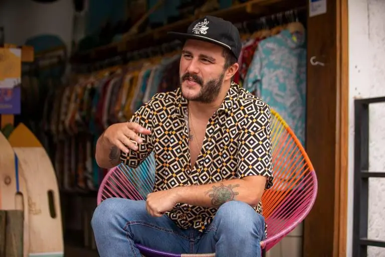 Daniel Velásquez, creador de Bohío Playa, combina su faceta de empresario con la creación de contenido en redes sociales. FOTO: CARLOS VELÁSQUEZ