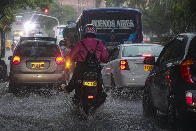 Imagen de referencia de un aguacero en Medellín. FOTO: Manuel Saldarriaga Quintero