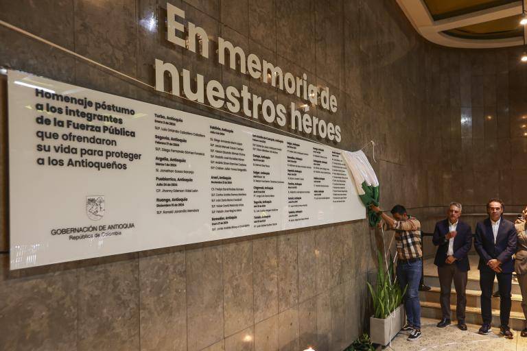 En el edificio de la Gobernación de Antioquia se instaló en agosto pasado una placa para rendir homenaje a los integrantes de la Fuerza Pública muertos en el cumplimiento de su deber. FOTO: Manuel Saldarriaga Quintero. En el edificio de la Gobernación de Antioquia se instaló en agosto pasado una placa para rendir homenaje a los integrantes de la Fuerza Pública muertos en el cumplimiento de su deber. FOTO: Manuel Saldarriaga Quintero.