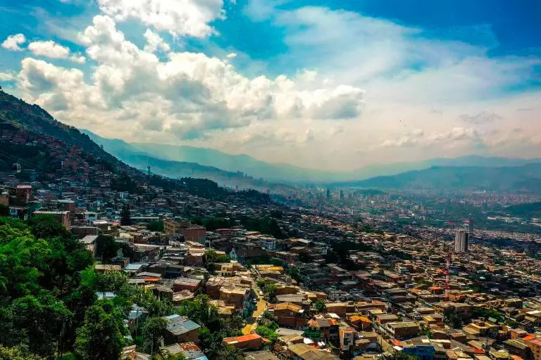 Medellín pasó de ser apenas una aldea en los albores del siglo XX, y ha experimentado en pocas décadas una transformación urbana, cultural, económica y social que hoy sigue asombrando al mundo. Foto: Camilo Suárez Echeverry. Archivo El Colombiano