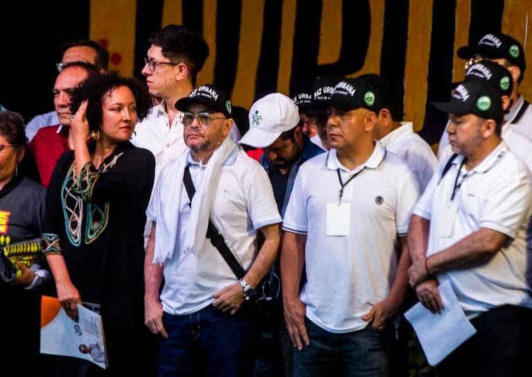 La senadora Isabel Zuleta (izq.) ha estado en el ojo del huracán después del llamado “tarimazo” de La Alpujarra con jefes de bandas del Aburrá. FOTO: EL COLOMBIANO La senadora Isabel Zuleta (izq.) ha estado en el ojo del huracán después del llamado “tarimazo” de La Alpujarra con jefes de bandas del Aburrá. FOTO: EL COLOMBIANO