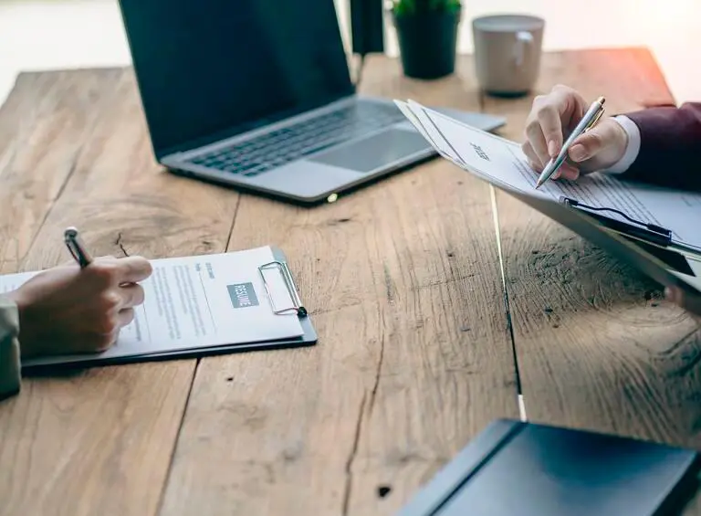 Las plataformas de empleo registran un aumento de vacantes de 36 horas semanales con salarios por debajo de los $2 millones. FOTO: GETTY