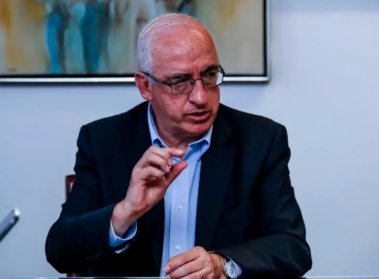 Leonardo Villar, gerente del Banco de la República, durante el Foro de Perspectivas Económicas 2025 de EL COLOMBIANO, explicó que la apreciación del peso colombiano se debe principalmente a la depreciación global del dólar y al ingreso de recursos externos del Gobierno. FOTO: JAIME PÉREZ