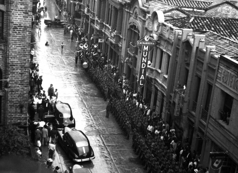 La Cacharrería Mundial (1947), en la carrera Carabobo, fue fundada en el 26 de noviembre de 1921 por don Germán Saldarriaga del Valle y Don Emilio Restrepo A. FOTO <b>carños rodríguez. “Fotoreporter”.</b> La Cacharrería Mundial (1947), en la carrera Carabobo, fue fundada en el 26 de noviembre de 1921 por don Germán Saldarriaga del Valle y Don Emilio Restrepo A. FOTO <b>carños rodríguez. “Fotoreporter”.</b>