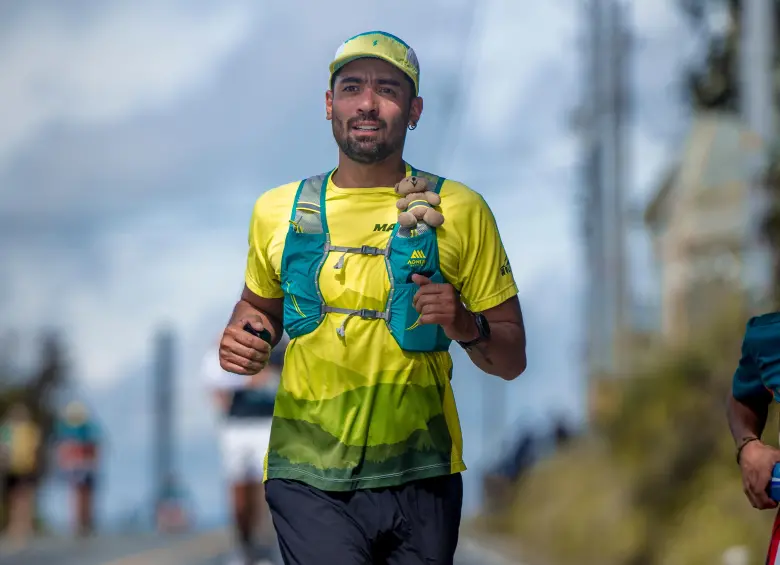 Mauro nunca corre solo, donde quiera que vaya su osito siempre va con él. Foto: Cortesía. 