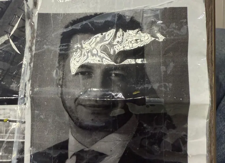 Esta fue la fotografía encontrada por las autoridades en medio de armamento. Foto: Fiscalía.