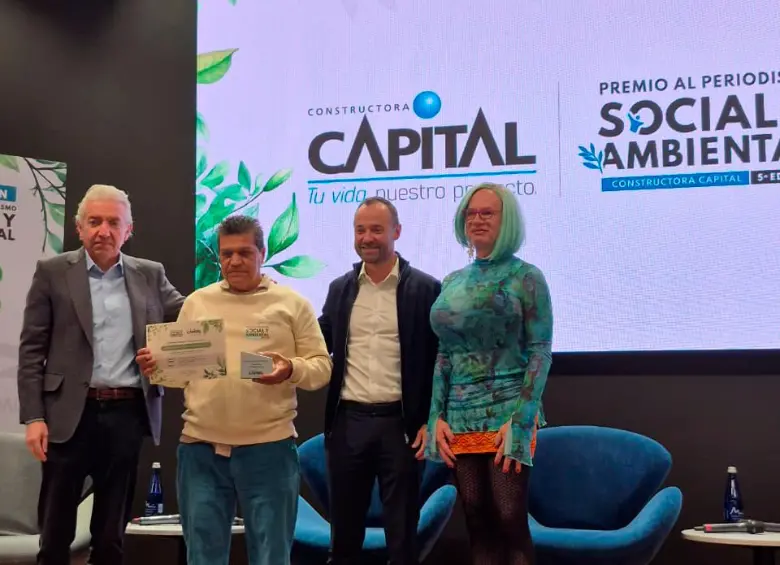 Este es el momento en el que el reportero gráfico de EL COLOMBIANO, Julio César Herrera, recibió el reconocimiento por parte de la constructora Capital. FOTO: CORTESÍA