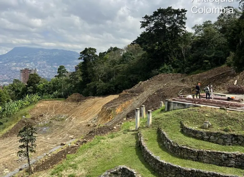 Obras suspendidas en el lote Las Brisas, del exgobernador Luis Pérez. FOTO: CORTESÍA